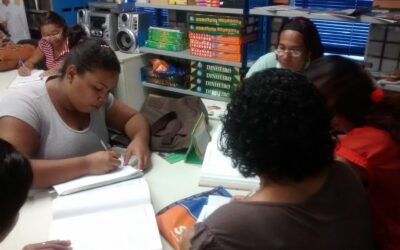 Turma de Auxiliar de Cozinha visita acervo bibliográfico da Instituição