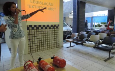 Alunos demonstram a maneira correta de utilizar o extintor de incêndio