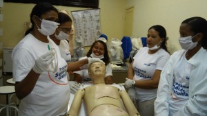 Leia mais sobre o artigo Turma de Cuidador de Idoso vivencia aulas práticas no Laboratório de Enfermagem da UEMA em Santa Inês