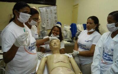 Turma de Cuidador de Idoso vivencia aulas práticas no Laboratório de Enfermagem da UEMA em Santa Inês