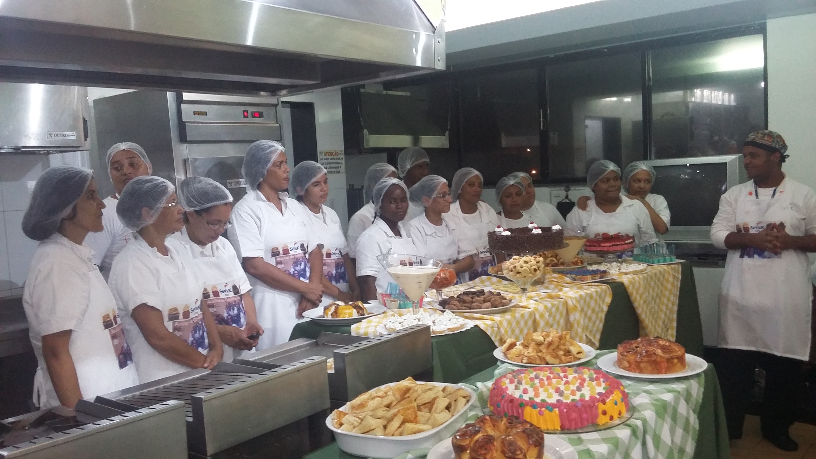 No momento, você está visualizando Turma de Auxiliar de Confeitaria apresenta degustação durante encerramento de curso