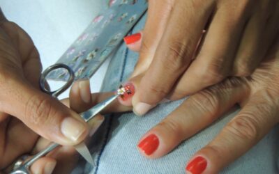 Sustentabilidade na ponta dos dedos: alunas inovam área de beleza com materiais recicláveis