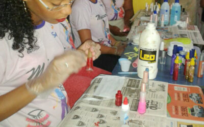 Alunos reutilizam materiais de salões de beleza como fonte de renda