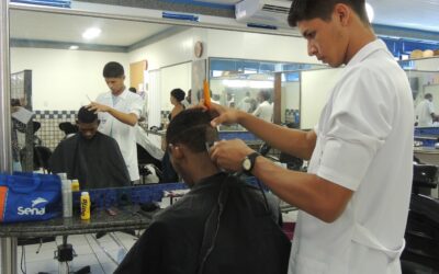 Alunos realizam atendimentos gratuitos de barbearia