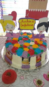 Leia mais sobre o artigo Turma de Auxiliar de Confeitaria desvenda origem do bolo de aniversário