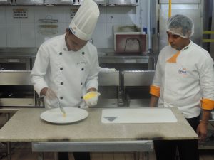 Leia mais sobre o artigo Representante das Competições Senac de Educação Profissional apresenta técnicas em gastronomia 