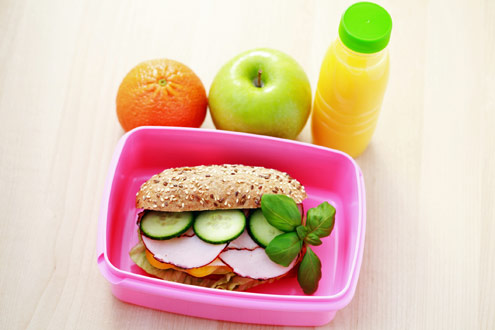 Frutas, sucos naturais, sanduíches são algumas opções saudáveis.