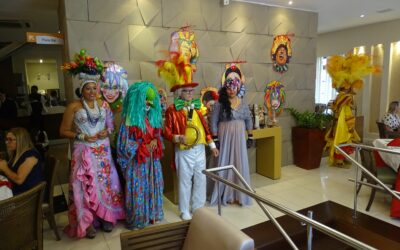 Personagens carnavalescos são representados por alunos do Restaurante Escola