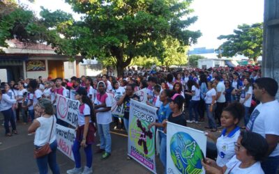 Alunos do Senac participam de caminhada pela paz e combate às drogas