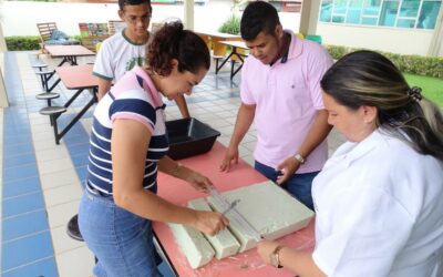 Alunos produzem sabão para reaproveitar óleo de cozinha