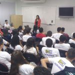 Aprendizes assistem à palestra sobre o Código de Defesa do Consumidor