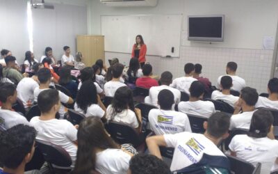 Aprendizes assistem à palestra sobre o Código de Defesa do Consumidor