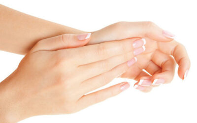 Profissional de beleza do Senac orienta sobre cuidados com as mãos durante pandemia