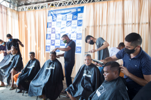 Leia mais sobre o artigo Ceasa Timon recebe ação social de alunos de barbearia do Senac