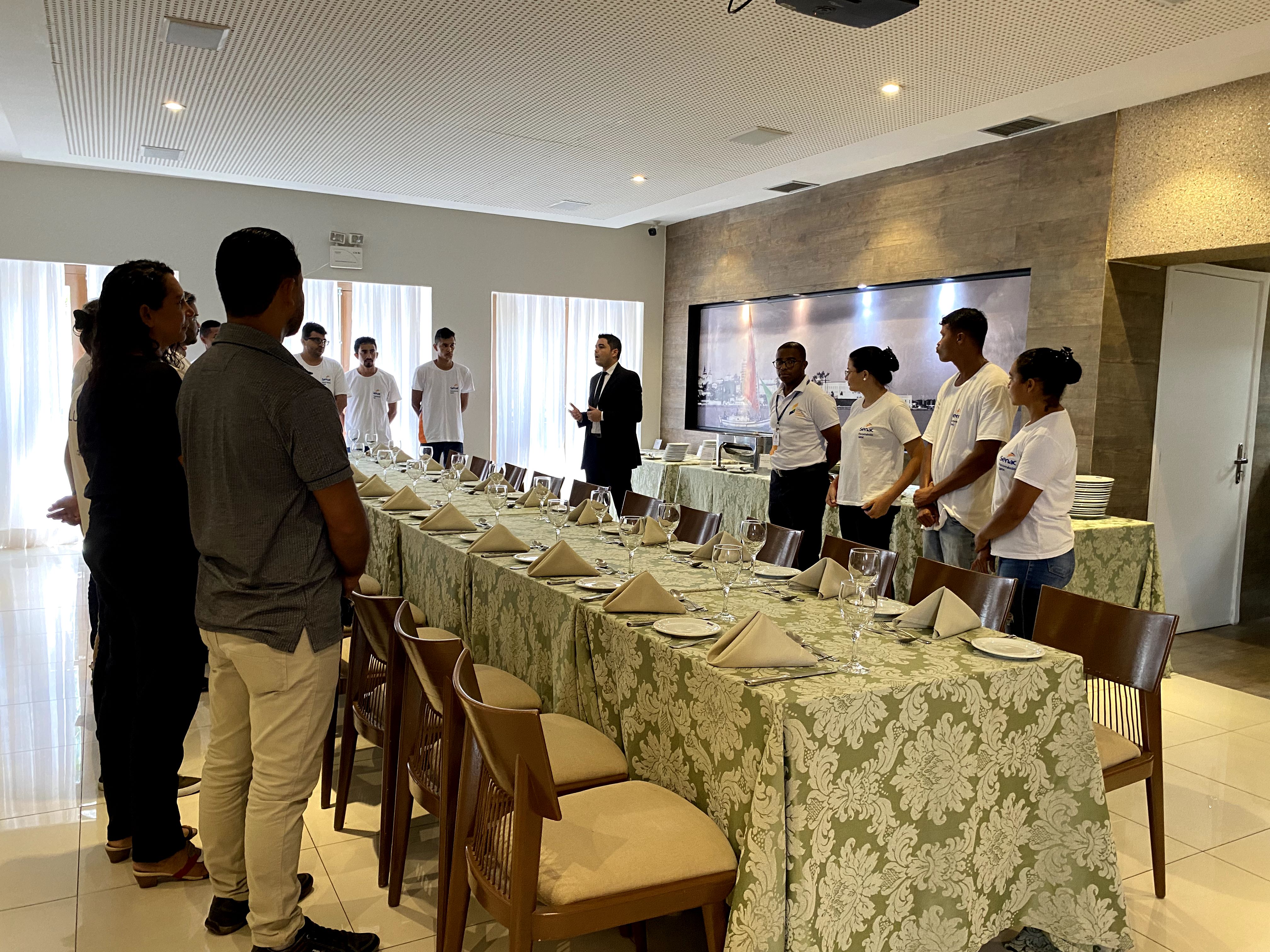 Você está visualizando atualmente De Paulino Neves para São Luís: alunos do Curso de Garçom tem aula prática no Restaurante-Escola